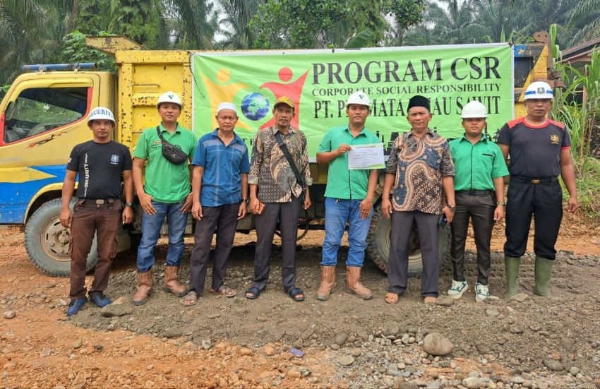 Peduli Lingkungan, PT PHS Kebun Papaso Salurkan Bantuan Material Sertu Untuk Perbaikan Jalan Desa