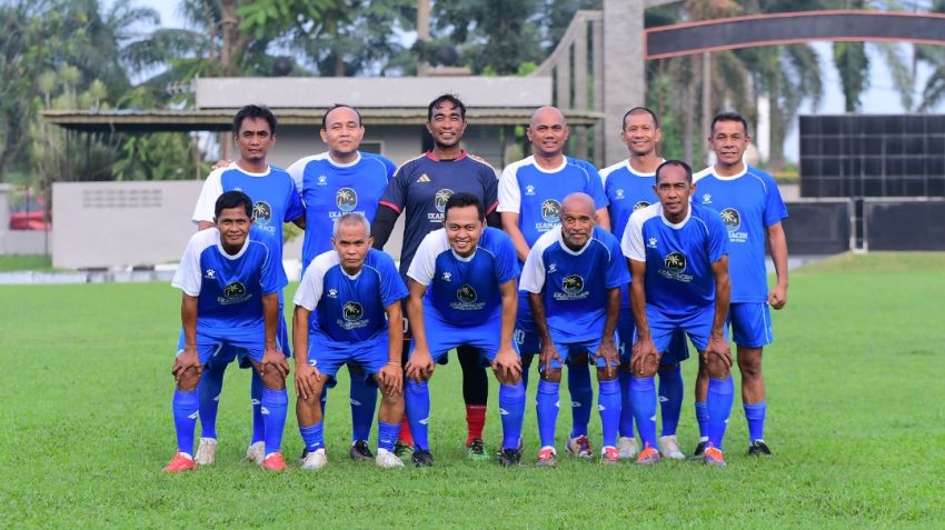 Pererat Silahturahmi Kajati Aceh dan Kajari Medan Main Bola Kaki Bersama Tim Legend