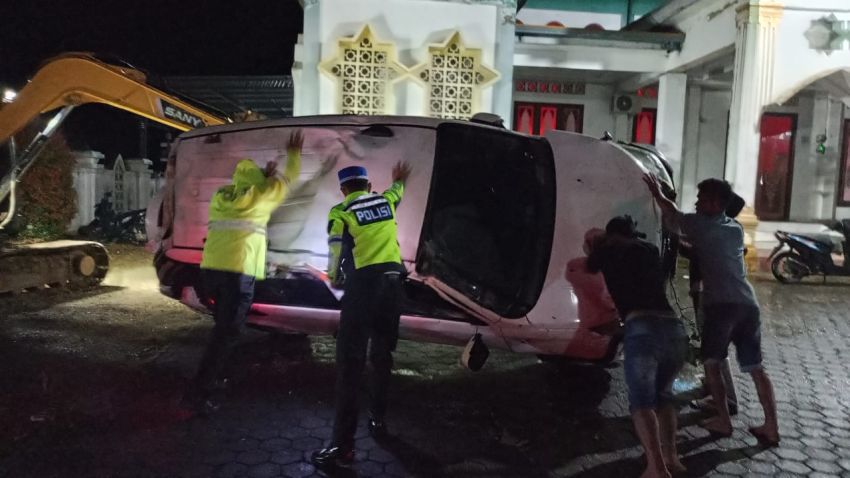 Polri Bersama Masyarakat! Aksi Sigap Sat Lantas Polres Palas Bantu Korban Kecelakaan Terios di Sosa