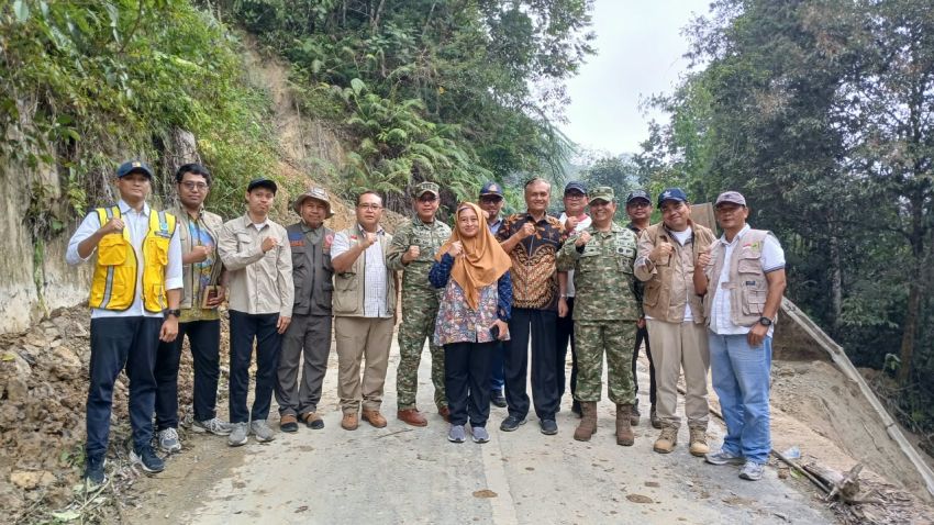 Brigjen TNI Fadjar Beserta Rombongan Satgas PRR Sumut -Aceh Kunjungi Titik Jalan longsor Pasca Bencana Di Kab Pakpak Bharat