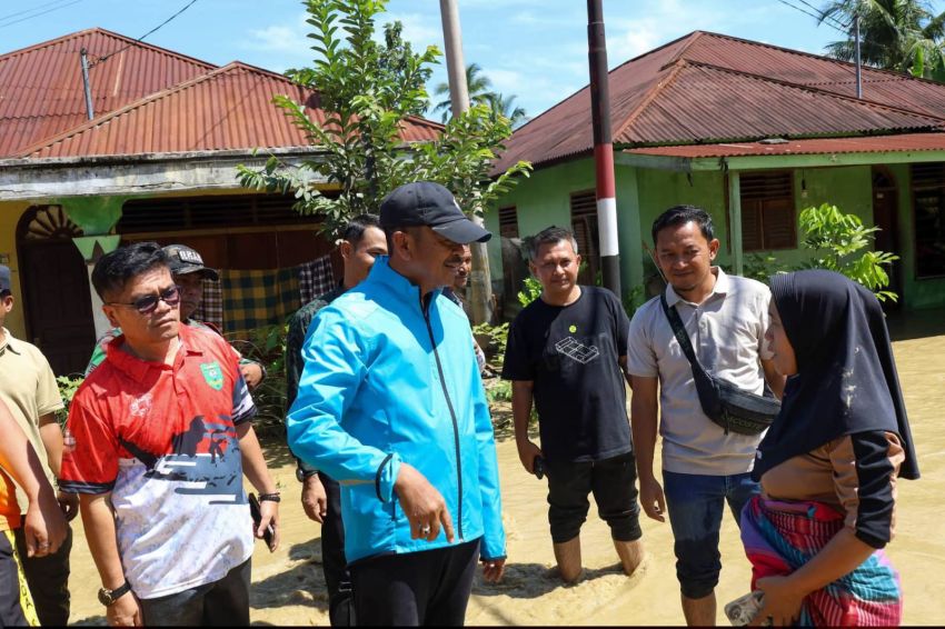 Aek Kitang Meluap, Bupati Saipullah Turun Tangan! Dua Alat Berat Dikerahkan Tangani Banjir Madina