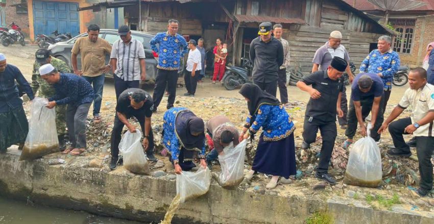 Wabup Achmad Fauzan Apresiasi Gotong Royong Warga Lubuk Barumun, 20 Ribu Benih Ikan Ditebar