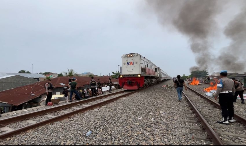 Sempat Bergumul Polrestabes Medan Gerebek Sarang Narkoba Rel Tembung