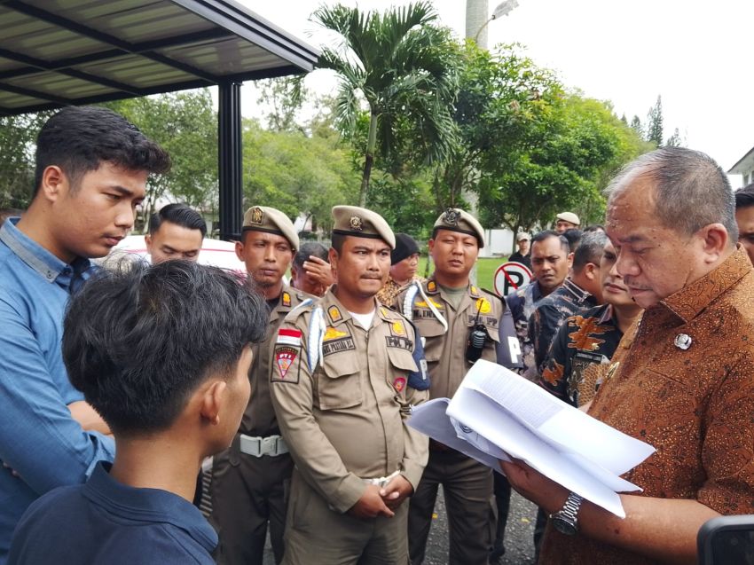 GEMPPAR Geruduk Kantor Bupati Asahan, Minta Kadis dan Kabid PMD Dicopot &mdash; Bupati Berjanji : Jika Terbukti Langgar, Langsung Copot