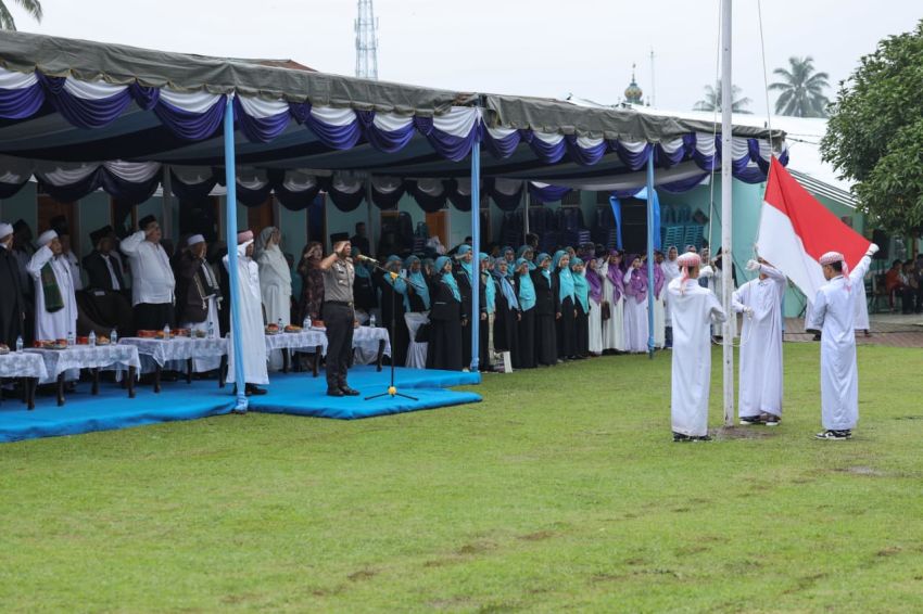 Wali Kota diwakili Asisten Administrasi Umum Setdako menghadiri Upacara Peringatan Hari Santri ke XII Tahun 2026, di Ponpes Salafiyah Darussalam