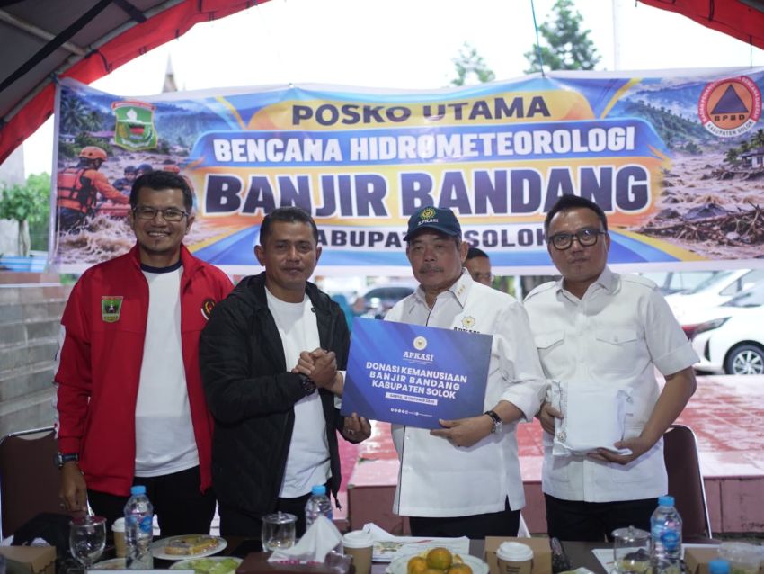 Ketua Umum APKASI, Salurkan Bantuan Kepedulian bagi Masyarakat Terdampak Banjir Bandang Arosuka