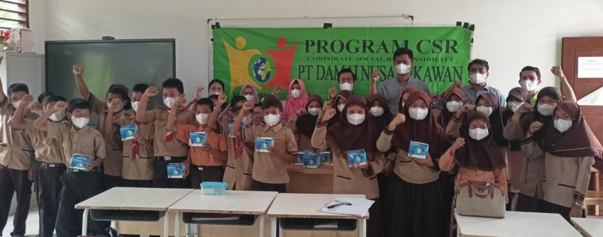 Berbagi Masker Disekolah,PT DNS Kebun Nagagar Peduli Kesehatan Peserta Didik